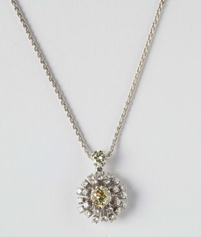 Pendente con Diamante Centrale di Ct 1,50ca e Diamanti a Contorno