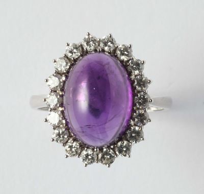 Anello con Ametista Taglio Cabochon e Diamanti a Contorno