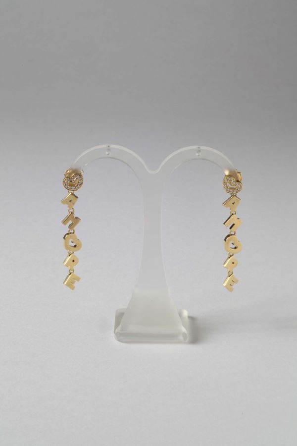 A pair of diamonds pendent earrings