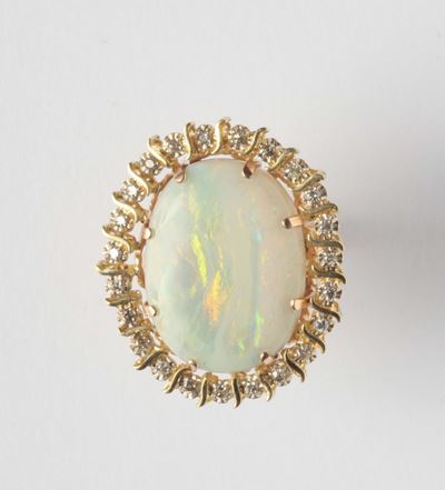 Anello con Opale Nobile e Diamanti a Contorno