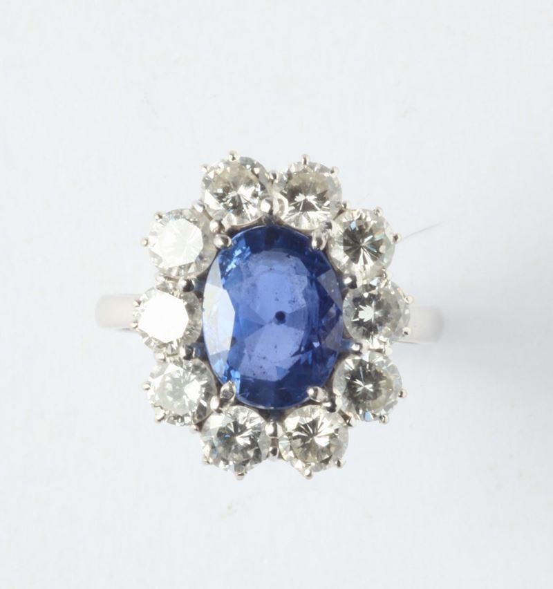A sapphire and diamonds ring. The sapphire, weights ct.4,50 circa. No indications of heating (NTE)  - Auction Silver, Watches, Antique and Contemporary Jewelry - Cambi Casa d'Aste