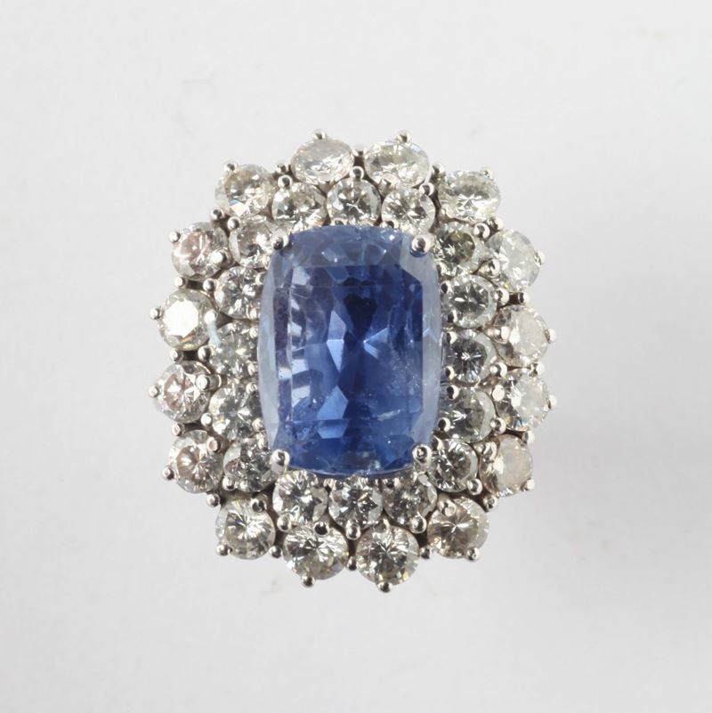 A sapphire and diamonds ring. No indications of heating (NTE)  - Auction Silver, Watches, Antique and Contemporary Jewelry - Cambi Casa d'Aste