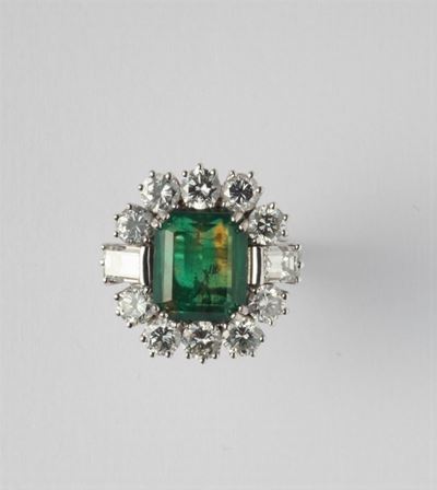 Anello con Doppietta e Diamanti a Contorno