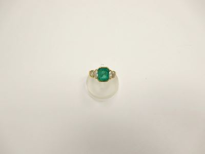 Anello con Smeraldo di Ct 2,40, Colombia. Sei Diamanti Taglio Navette a Contorno