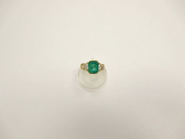 Anello con smeraldo di ct 2,40, Colombia. Sei diamanti taglio navette a contorno