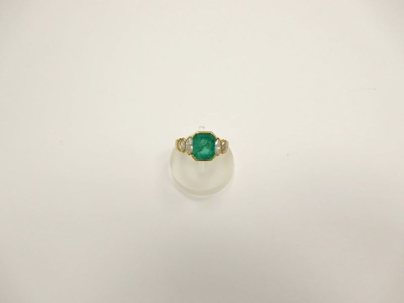 Anello con smeraldo di ct 2,40, Colombia. Sei diamanti taglio navette a contorno  - Asta Argenti, Orologi e Gioielli Antichi e Contemporanei - Cambi Casa d'Aste