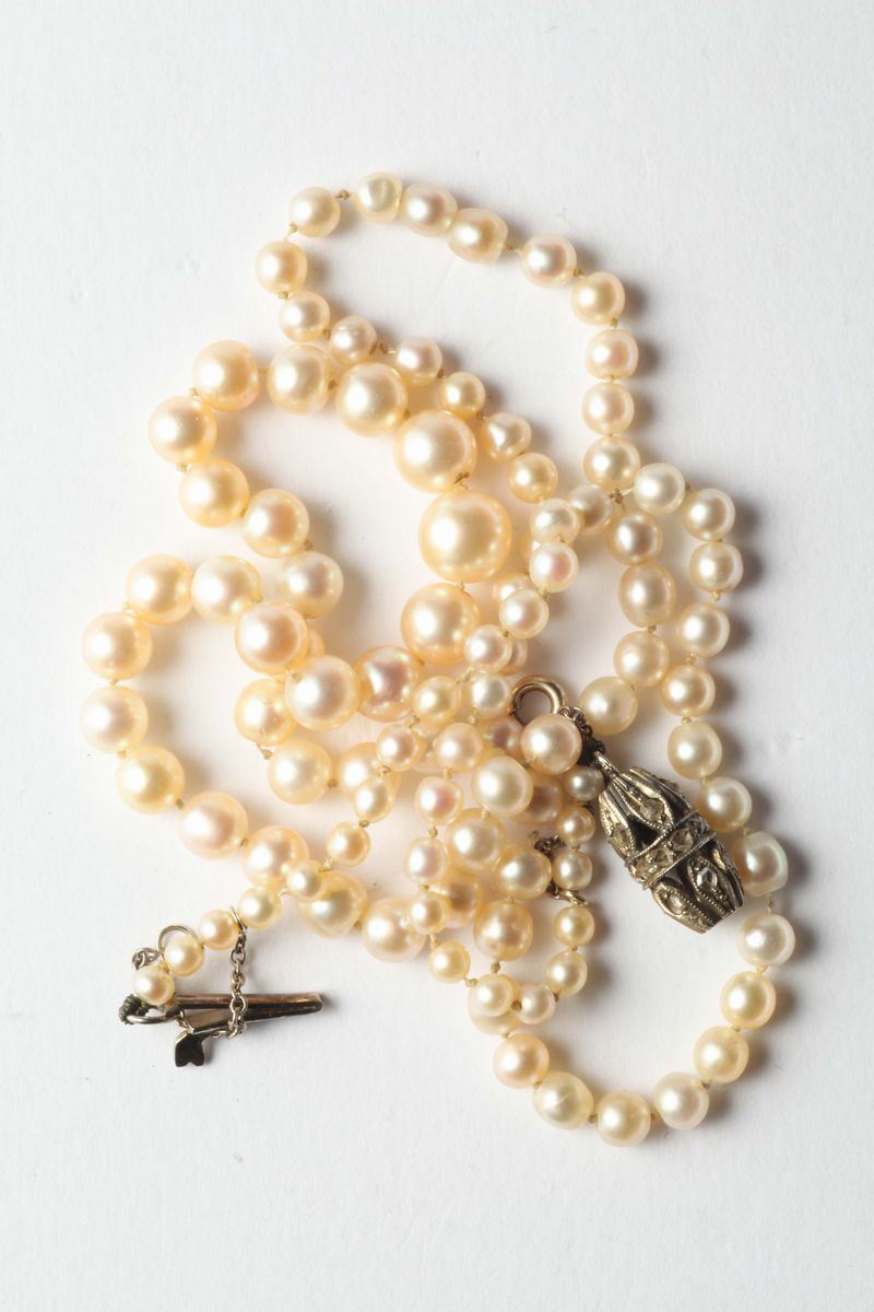 A natural saltwater pearls necklace  - Auction Silver, Watches, Antique and Contemporary Jewelry - Cambi Casa d'Aste