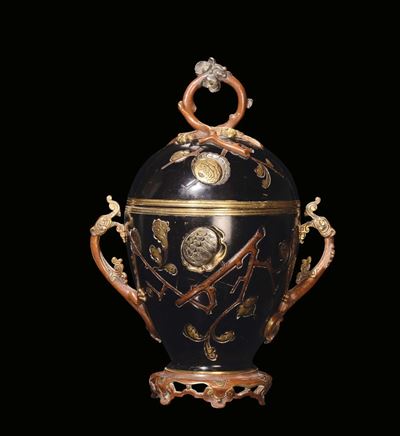 Vaso in Bronzo con Coperchio e Anse in Corallo, Giappone, Epoca Meiji, XIX Secolo
