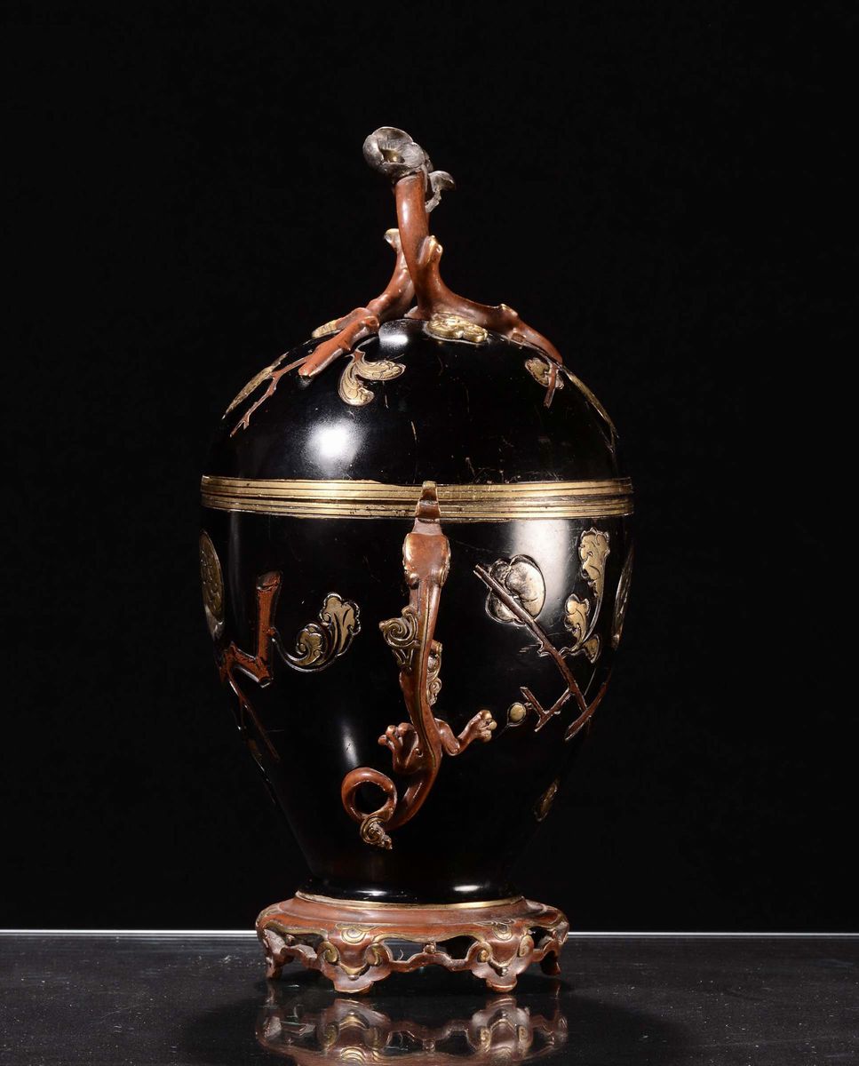 Vaso in Bronzo con Coperchio e Anse in Corallo, Giappone, Epoca Meiji, XIX Secolo