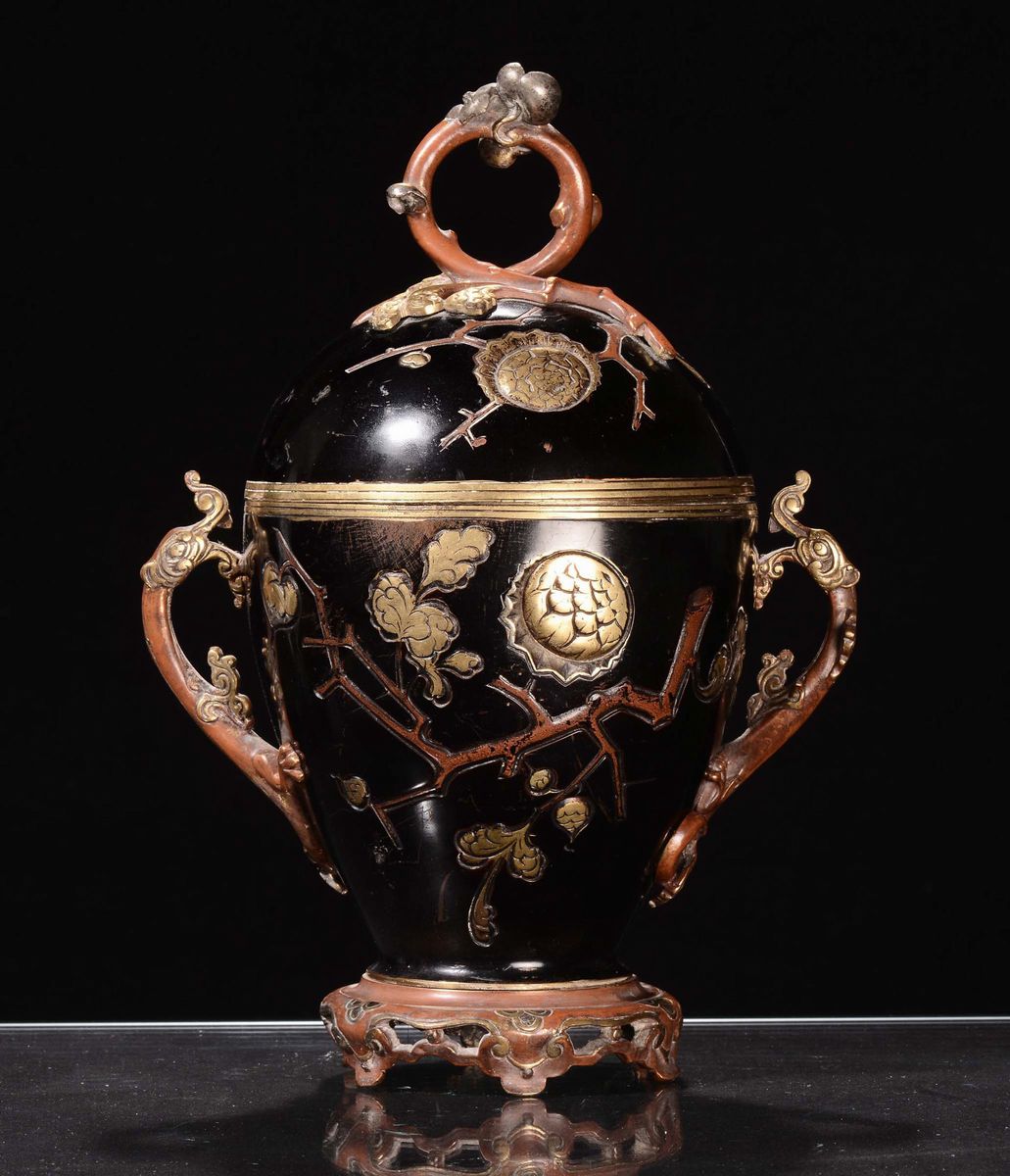 Vaso in Bronzo con Coperchio e Anse in Corallo, Giappone, Epoca Meiji, XIX Secolo