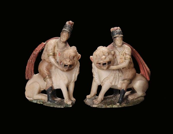 Coppia di sculture in alabastro raffiguranti guerrieri su cani di Pho, Cina, Dinastia Qing, XIX secolo