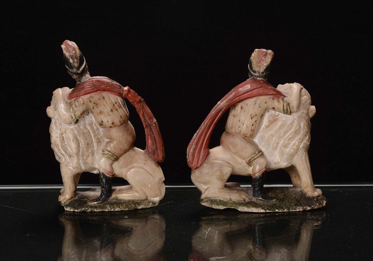 Coppia di Sculture in Alabastro Raffiguranti Guerrieri su Cani di Pho, Cina, Dinastia Qing, XIX S...