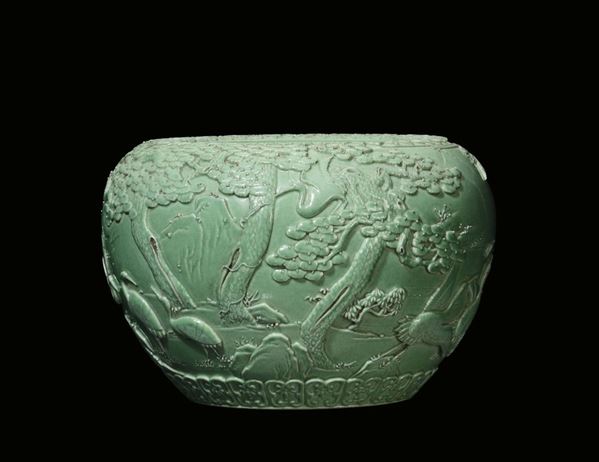 Cachepot in porcellana cesellata e smaltata verde mela, firma Wang Binrong, Cina XX secolo