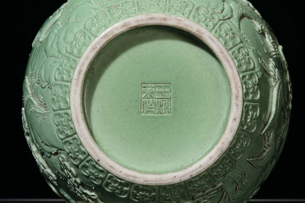 Cachepot in Porcellana Cesellata e Smaltata Verde Mela, Firma Wang Binrong, Cina XX Secolo
