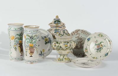 Lotto di Oggetti in Maiolica a Decoro Floreale