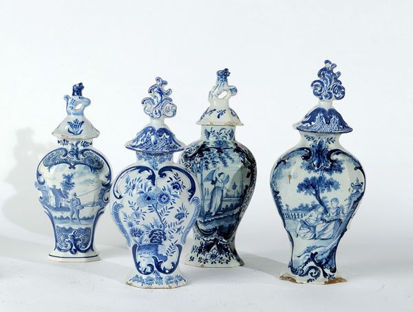 Lotto di quattro vasi in porcellana Delft
