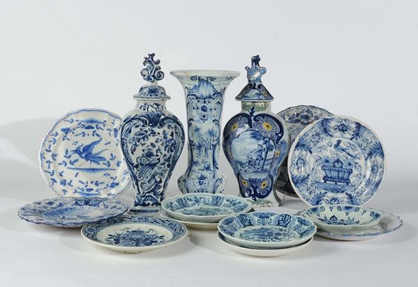 Lotto di piatti e vasi Delft e altre manifatture