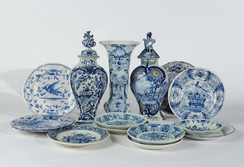 Lotto di piatti e vasi Delft e altre manifatture  - Asta Asta a Tempo 10-2013 - Cambi Casa d'Aste