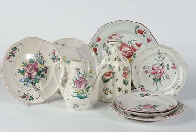 Lotto di Piatti e Bottiglie con Decoro alla Rosa