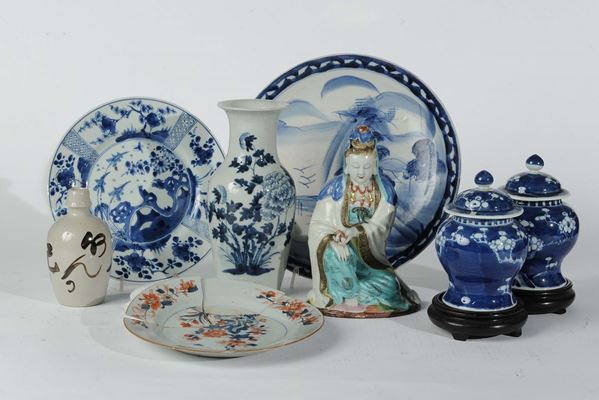 Lotto di sette oggetti in porcellana, Cina