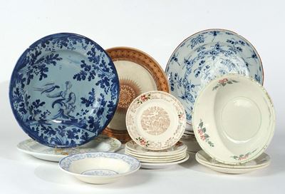 Lotto di Piatti in Porcellana e Maiolica
