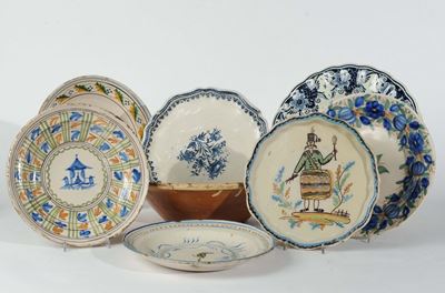 Lotto di Piatti in Porcellana e Maiolica di Diverse Manifatture