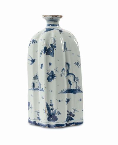 Bottiglia di Maiolica di Forma Ogivale, Albisola. Fabbrica di Gerolamo Merega, Ottavo Decennio de...