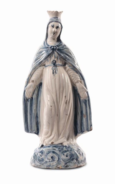 Madonna della Misericordia in Maiolica Bianca con Manto e Base Dipinta in Azzurro, Savona XVIII-X...