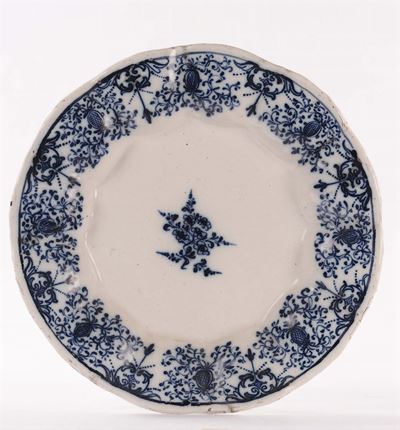 Piatto di Maiolica Foggiato a Stampo, Savona Prima Metà del XVIII Secolo