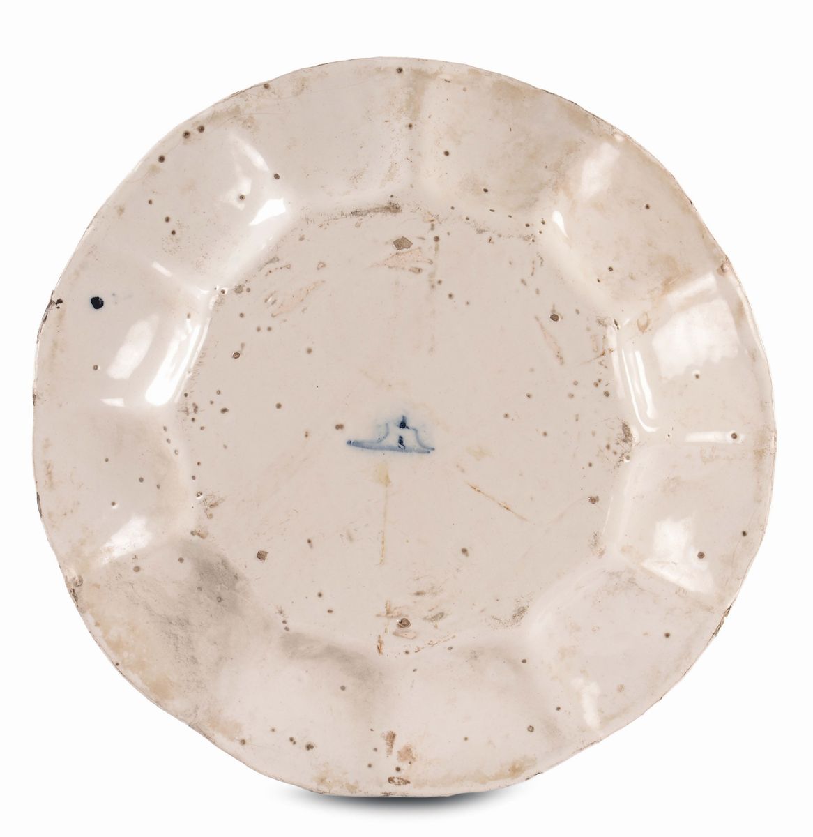 Piatto di Maiolica Foggiato a Stampo, Savona Prima Metà del XVIII Secolo