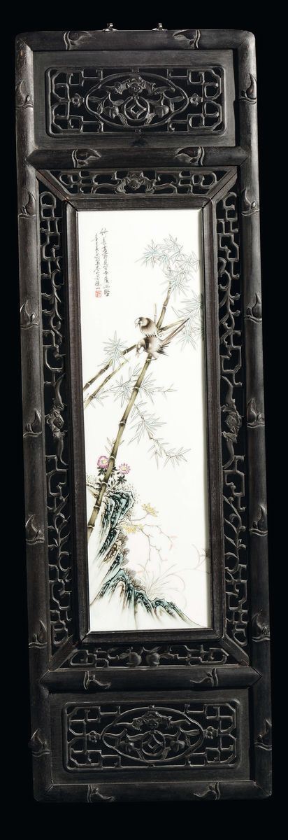 Placca in porcellana policroma con decoro policromo di uccellini e bambù, montata su pannello in legno, Cina, XIX secolo
