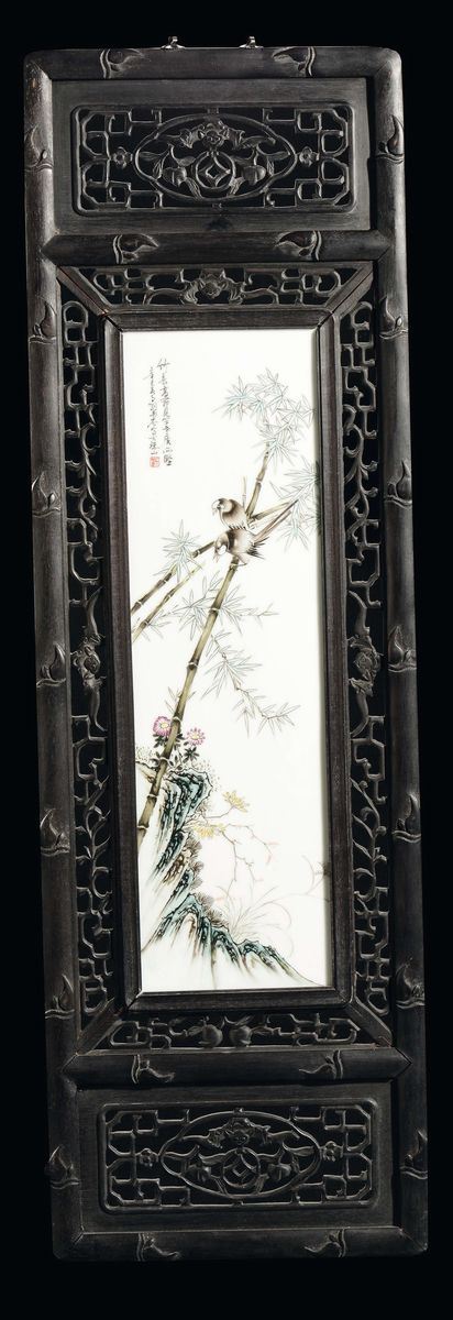 A polychrome porcelain plate with birds and bamboo within a carved wooden case, China, Qing Dynasty, 19th century  - Auction Fine Chinese Works of Art - II - Cambi Casa d'Aste