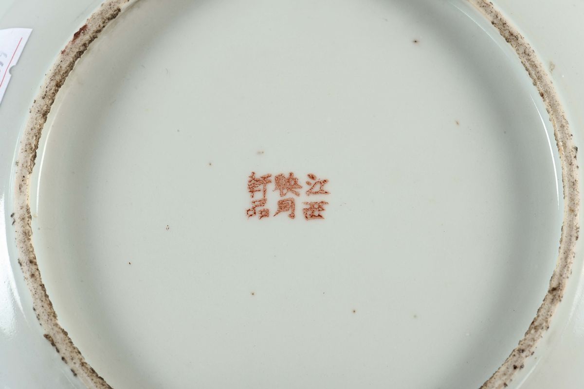 Due Piatti in Porcellana Famiglia Rosa con Bordo Blu, Cina XX Secolo