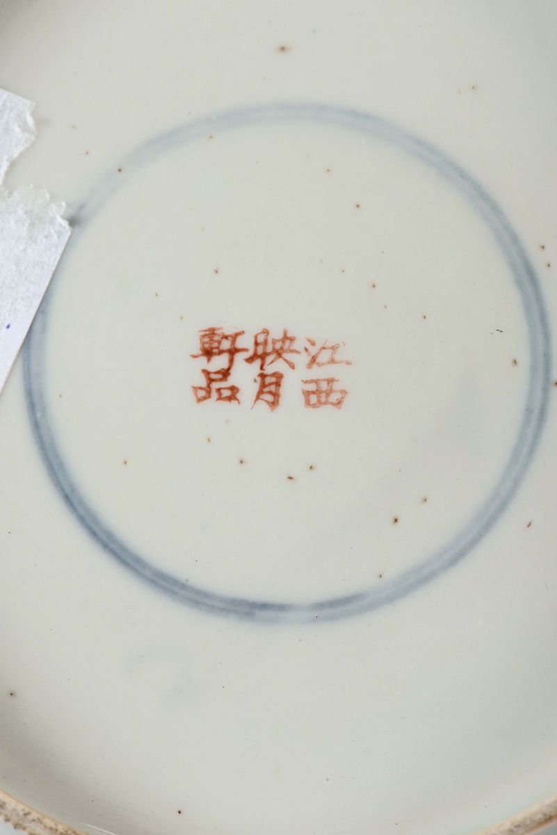 Due Piatti in Porcellana Famiglia Rosa con Bordo Blu, Cina XX Secolo