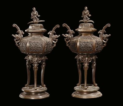 Coppia di Bruciaprofumo in Bronzo Decorato con Rilievi Stilizzati e Figure sulla Sommità, Giappon...