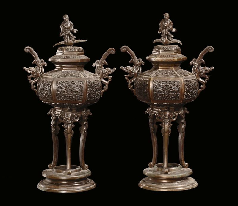 A pair of bronze incense burner with stylized reliefs and figures on the top, Japan, 19th century  - Auction Fine Chinese Works of Art - II - Cambi Casa d'Aste