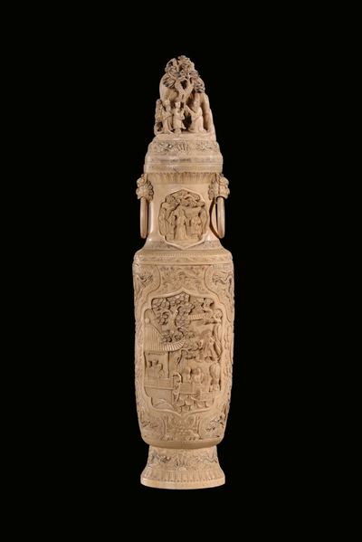 Grande Vaso in Avorio Intagliato con Scene di Vita Orientali, Cina, Canton, XIX Secolo