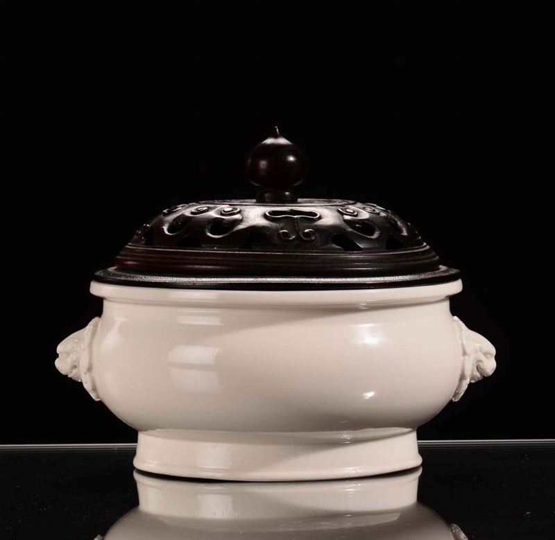 A Blanc de Chine porcelain censer, Dehua, fret-worked wooden cover, China, Qing Dynasty, late 17th century  - Auction Fine Chinese Works of Art - II - Cambi Casa d'Aste