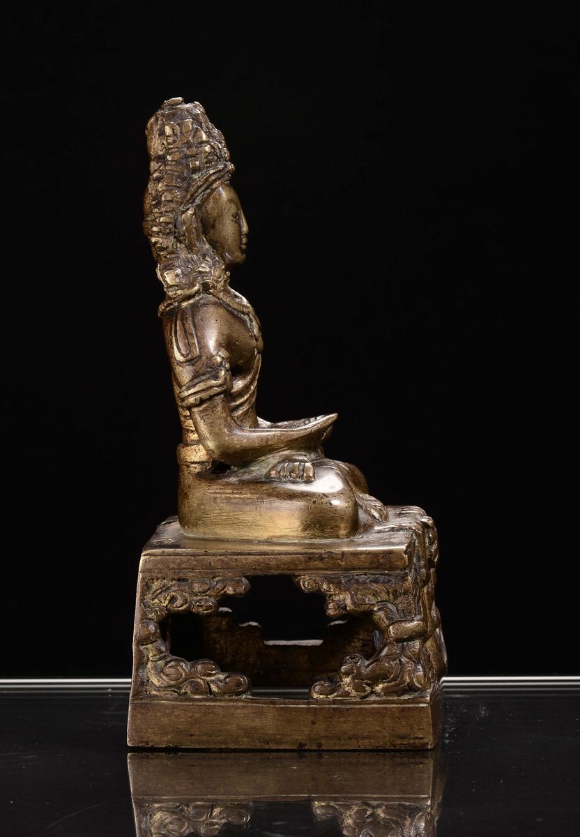 Scultura Raffigurante Amitayus in Bronzo Dorato, Cina, Dinastia Qing, Periodo Qianlong (1736-1795...