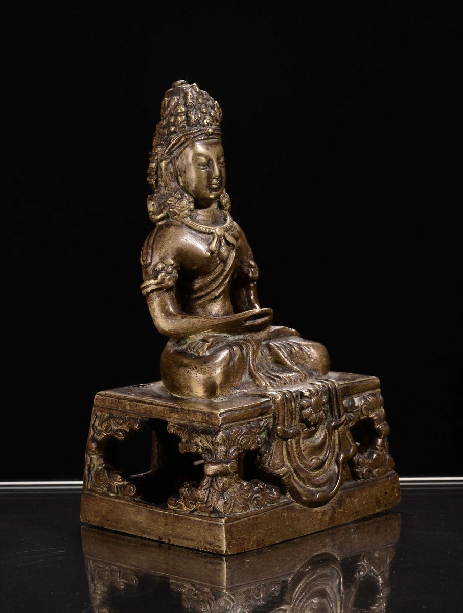Scultura Raffigurante Amitayus in Bronzo Dorato, Cina, Dinastia Qing, Periodo Qianlong (1736-1795...