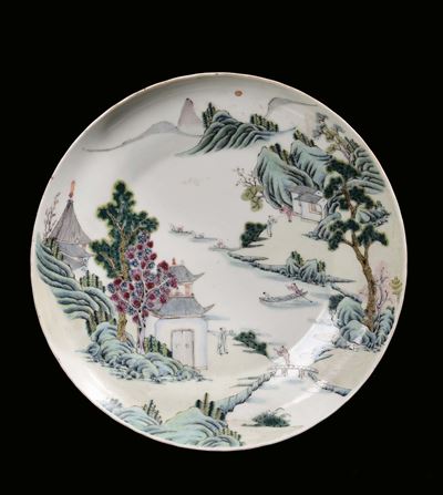 Piatto in Porcellana Policroma con Raffigurazione di Paesaggio, Cina, Repubblica, XX Secolo