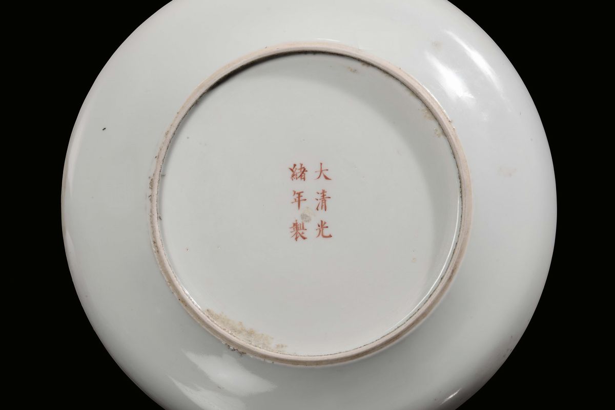 Piatto in Porcellana Policroma con Raffigurazione di Paesaggio, Cina, Repubblica, XX Secolo