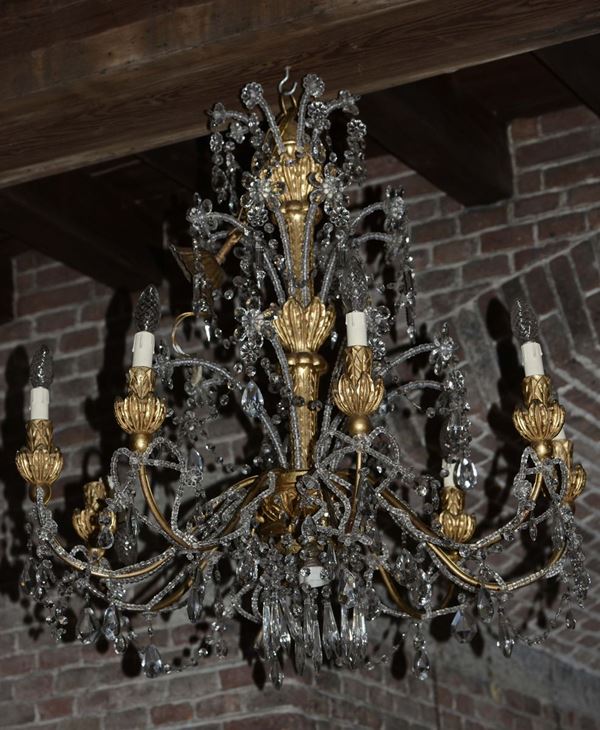 Lampadario in legno dorato a otto luci