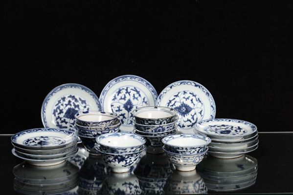Servizio composto da dodici piattini e dodici ciotole in porcellana bianca e blu