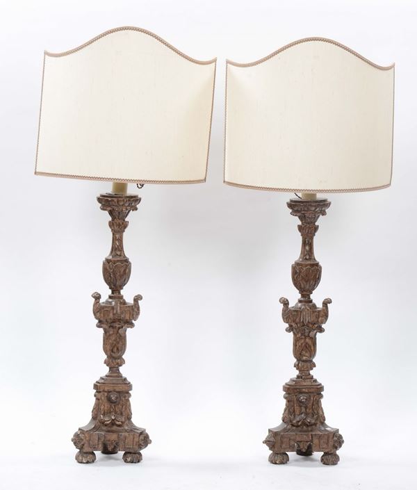 Coppia di candelieri in legno intagliato trasformati in lampada, XIX secolo