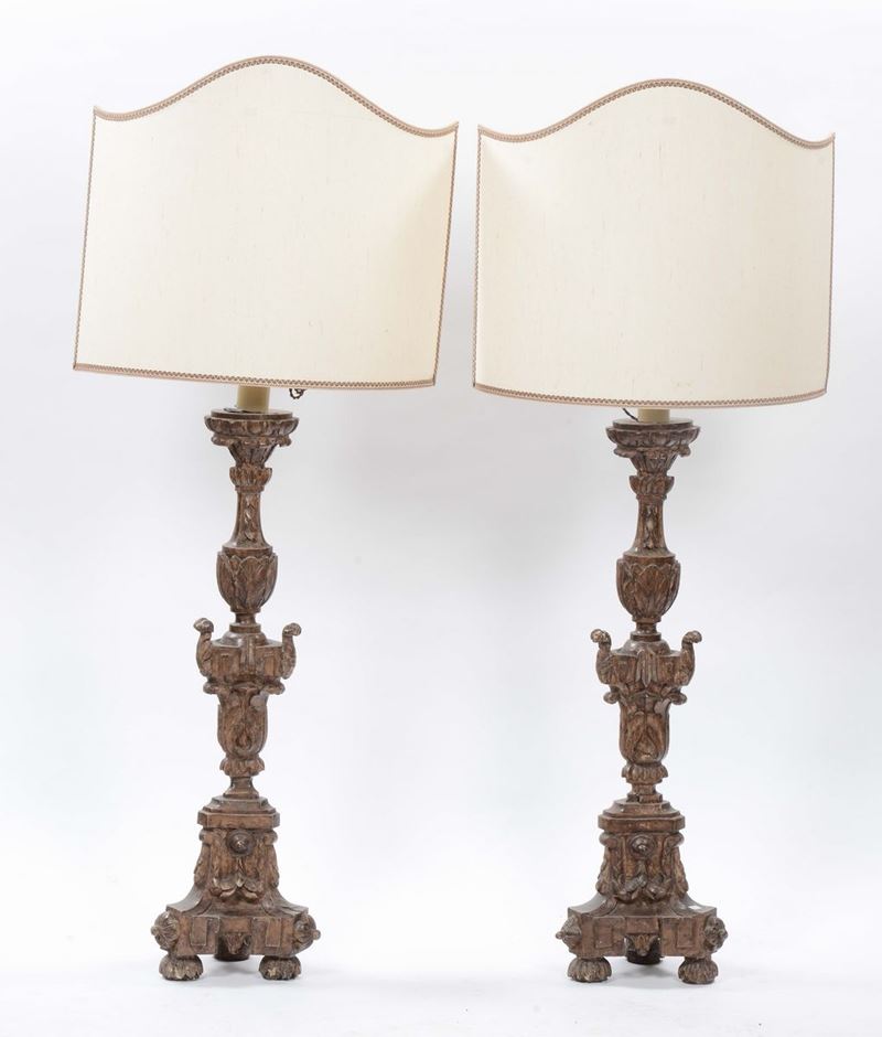 Coppia di candelieri in legno intagliato trasformati in lampada, XIX secolo  - Auction Antique and Old Masters - Cambi Casa d'Aste