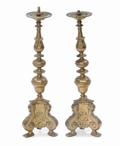 Coppia di Candelieri in Bronzo Dorato, con Stemma