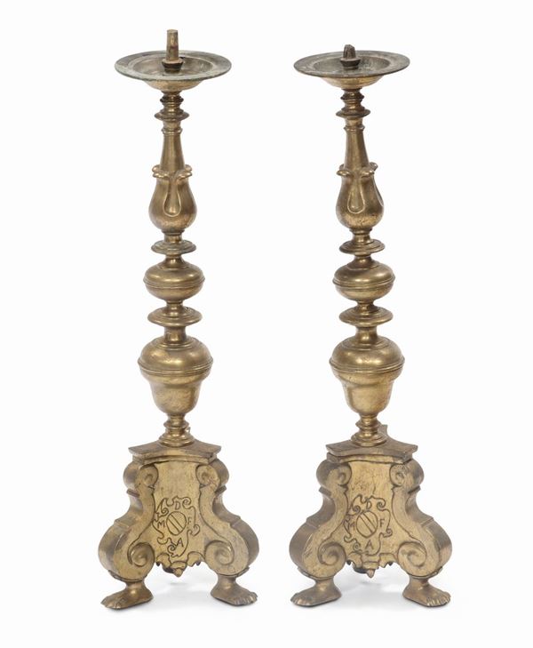 Coppia di candelieri in bronzo dorato, con stemma