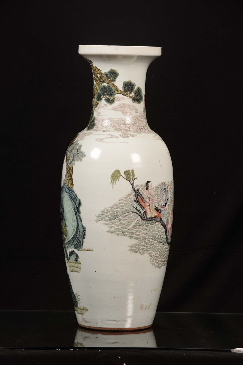 Grande Vaso in Porcellana Policroma Famiglia Rosa Decorato con Raffigurazione di Scene di Vita Or...