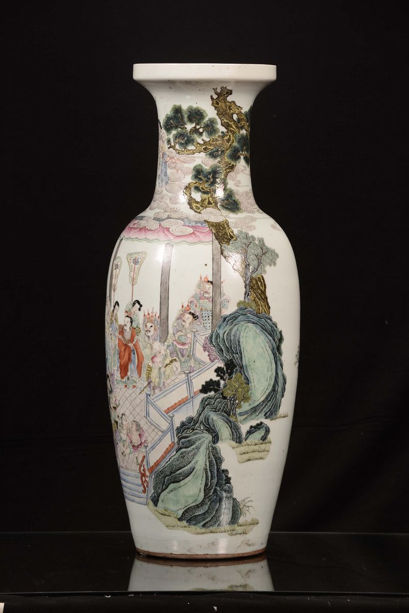 Grande Vaso in Porcellana Policroma Famiglia Rosa Decorato con Raffigurazione di Scene di Vita Or...